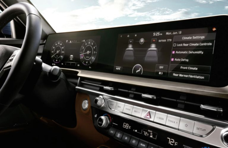 An image of the advanced infotainment system of the 2023 Kia Telluride