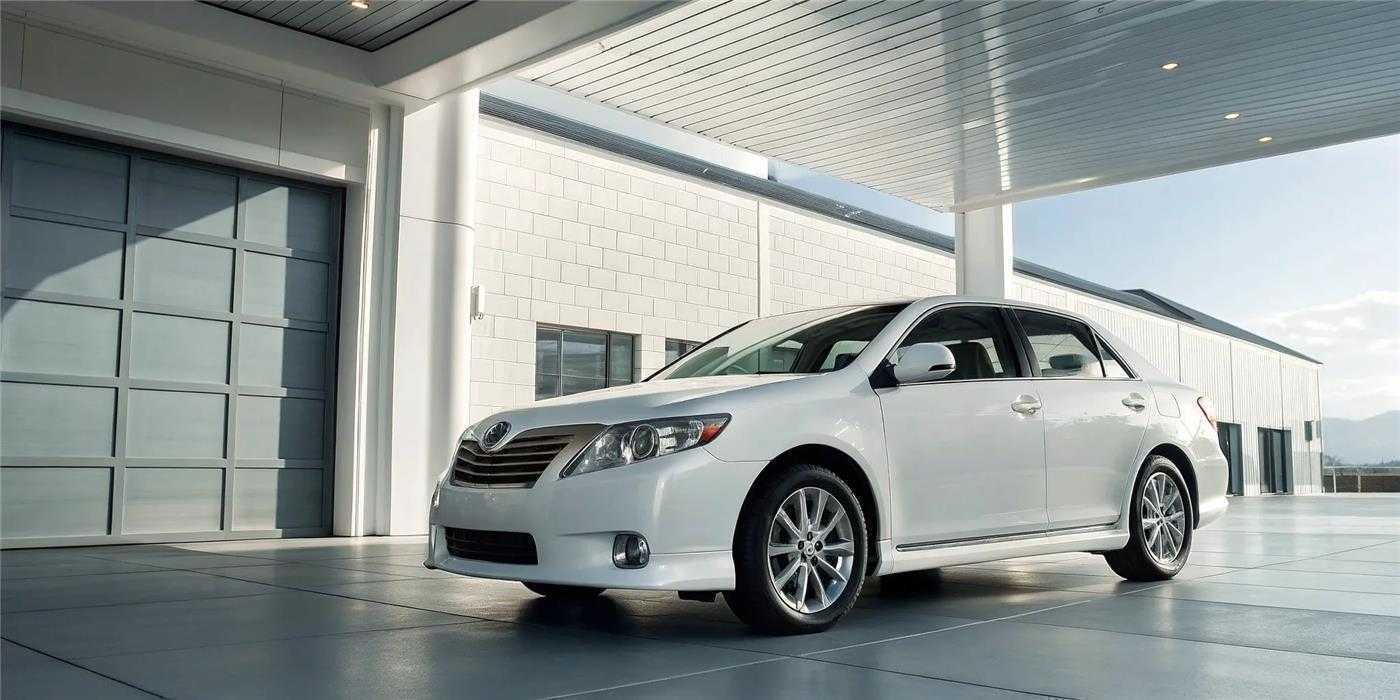 Toyota Highlander Hybrid SUV, angled towards the front left.