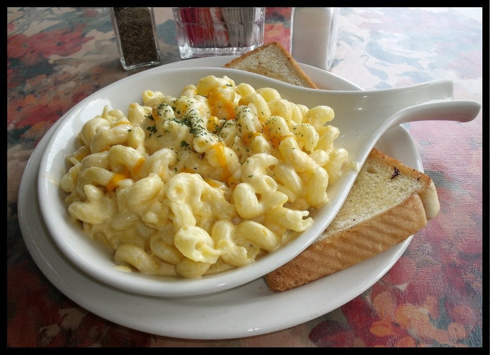 Bowl of macaroni cheese served with toast