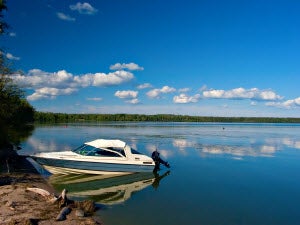boat_OnLakeBlueSky