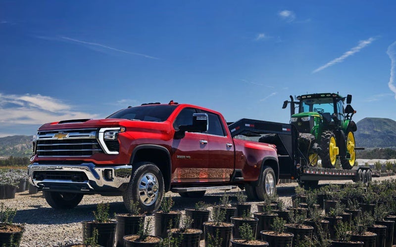 Can a 2026 Silverado 2500 HD tow a fifth-wheel with a Standard Bed near Great Falls, MT?