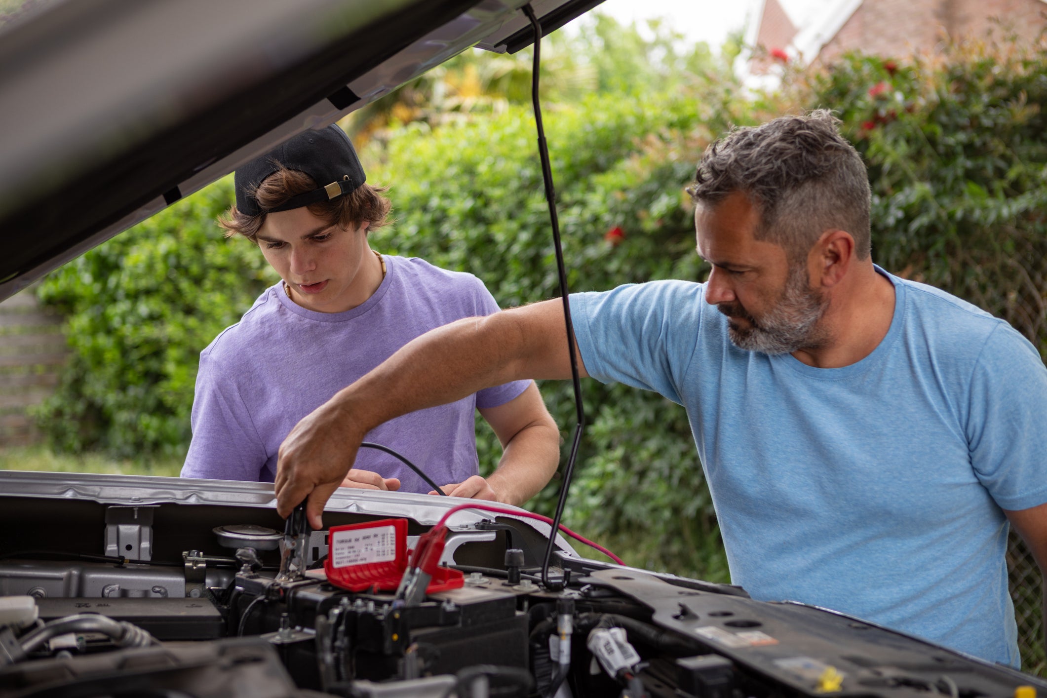 Father taught his teenage son how to repair the car