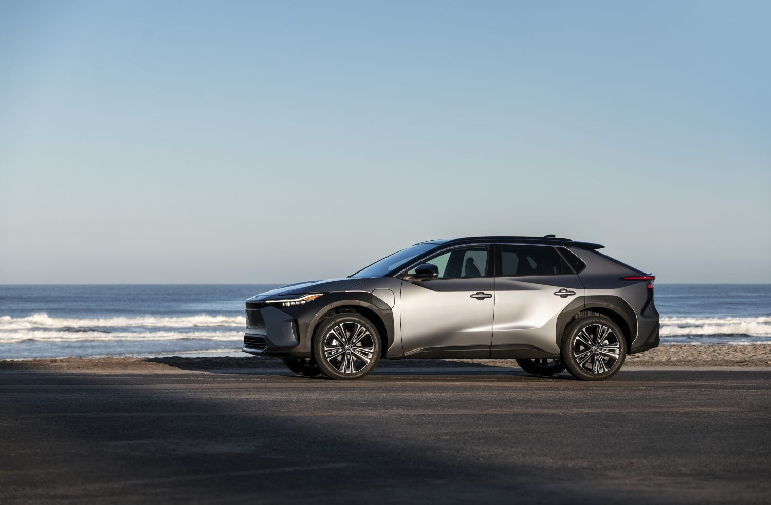 2023_bZ4X_Limited_AWD_HeavyMetal_066-1500x984