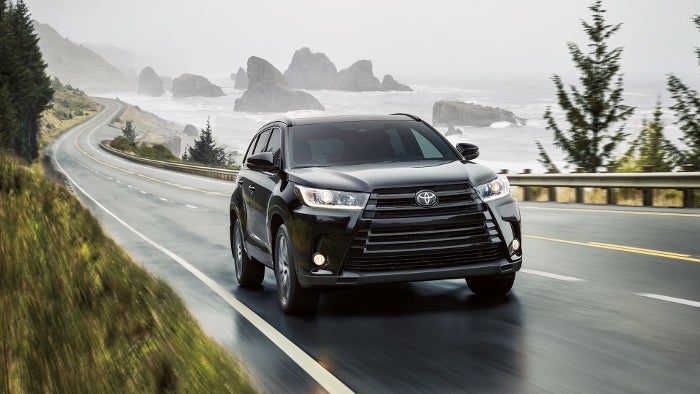 2017-Toyota-Highlander-BlackDrivingCoastal (700x394)