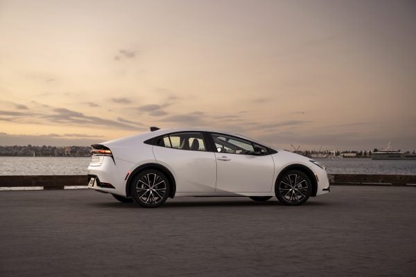 2023_Prius_Limited_WindChillPearl_013-600x400