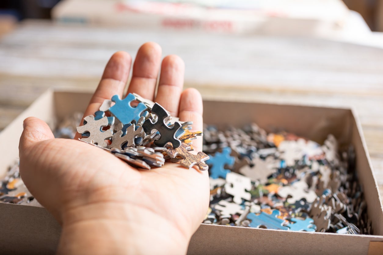 hand holds puzzle pieces