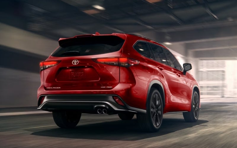 Can the 2026 Toyota Highlander tow a small camper over Monument Hill near Colorado Springs, CO?
