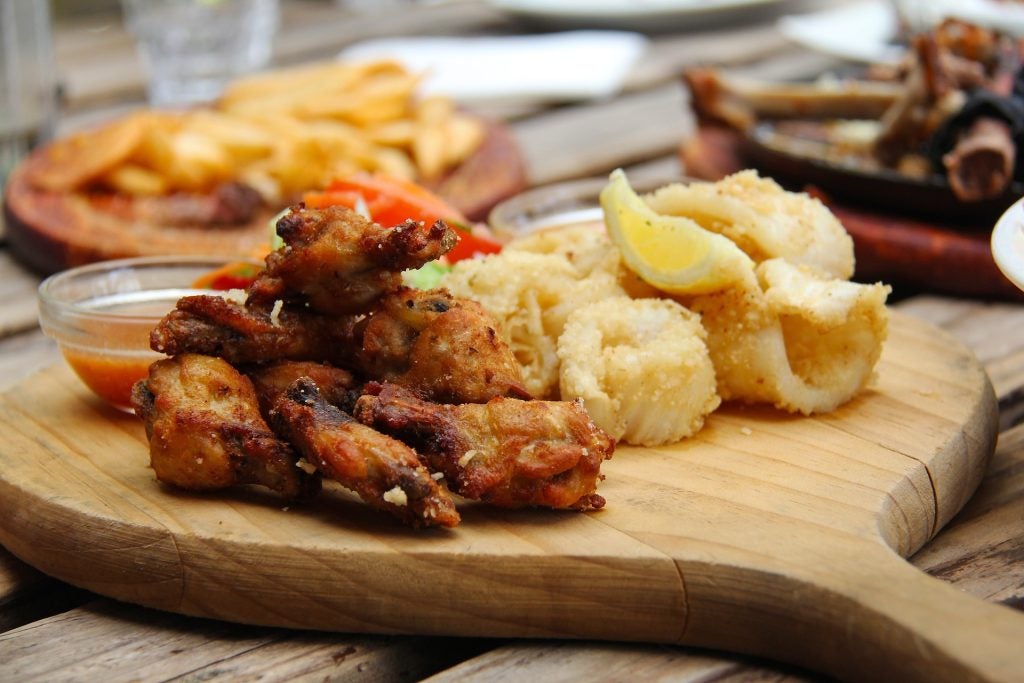 Fried wings and calamari with lemon.