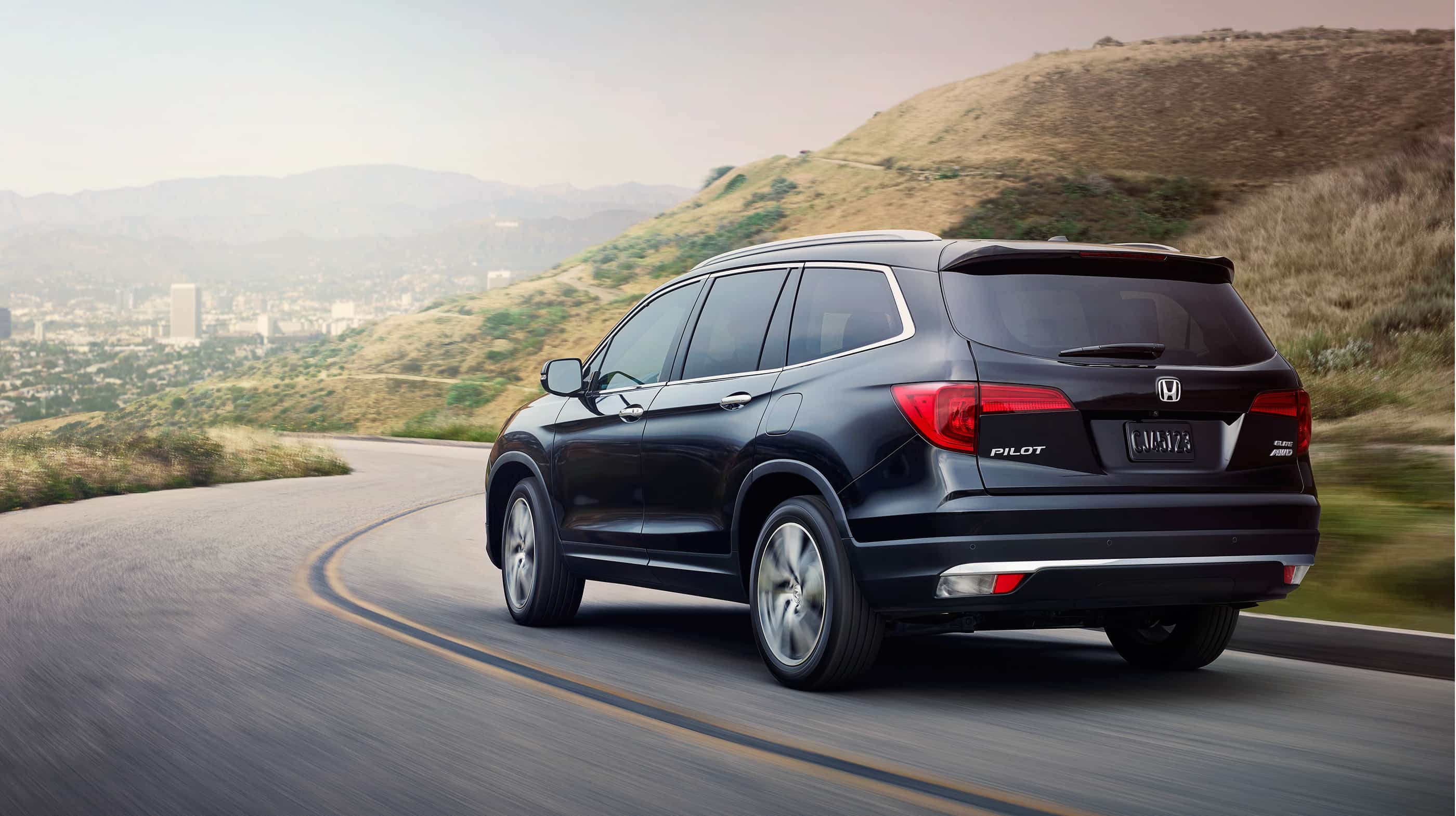 2016-pilot-touring-awd-ext-nh731px-winding-road-1400-2x