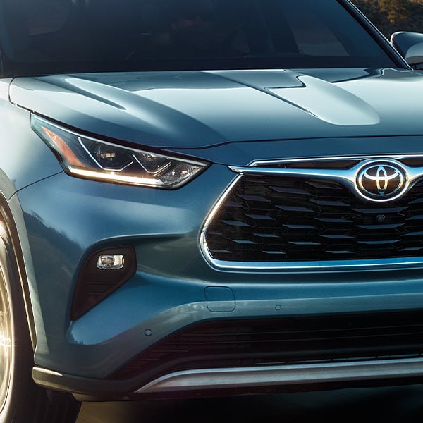 Model Features of the 2021 Toyota Highlander at Bennett Toyota | Close-Up Shot of Front of Blue 2021 Toyota Highlander