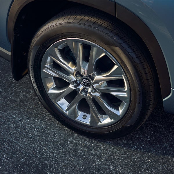 Model Features of the 2021 Toyota Highlander at Bennett Toyota | Close-Up Shot of Wheel on Blue 2021 Toyota Highlander