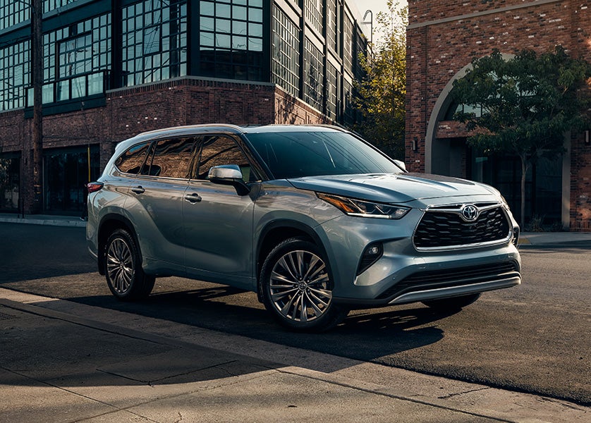 The 2022 Toyota Highlander vs. The 2021 Toyota Highlander at Bennett Toyota | Light Blue 2022 Toyota Highlander Street Parked in City