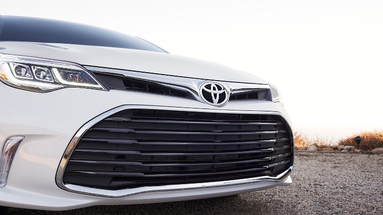 2018-Toyota-Avalon-WhiteClose