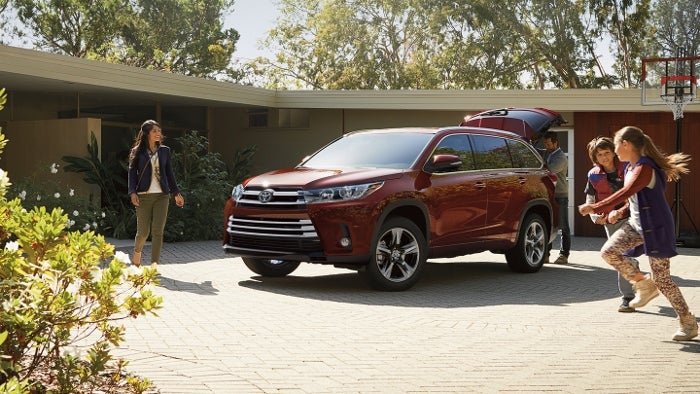 2017-Toyota-Highlander-RedParkedDriveway (700x394)