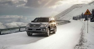 2015-Toyota-Land-Cruiser-Winter