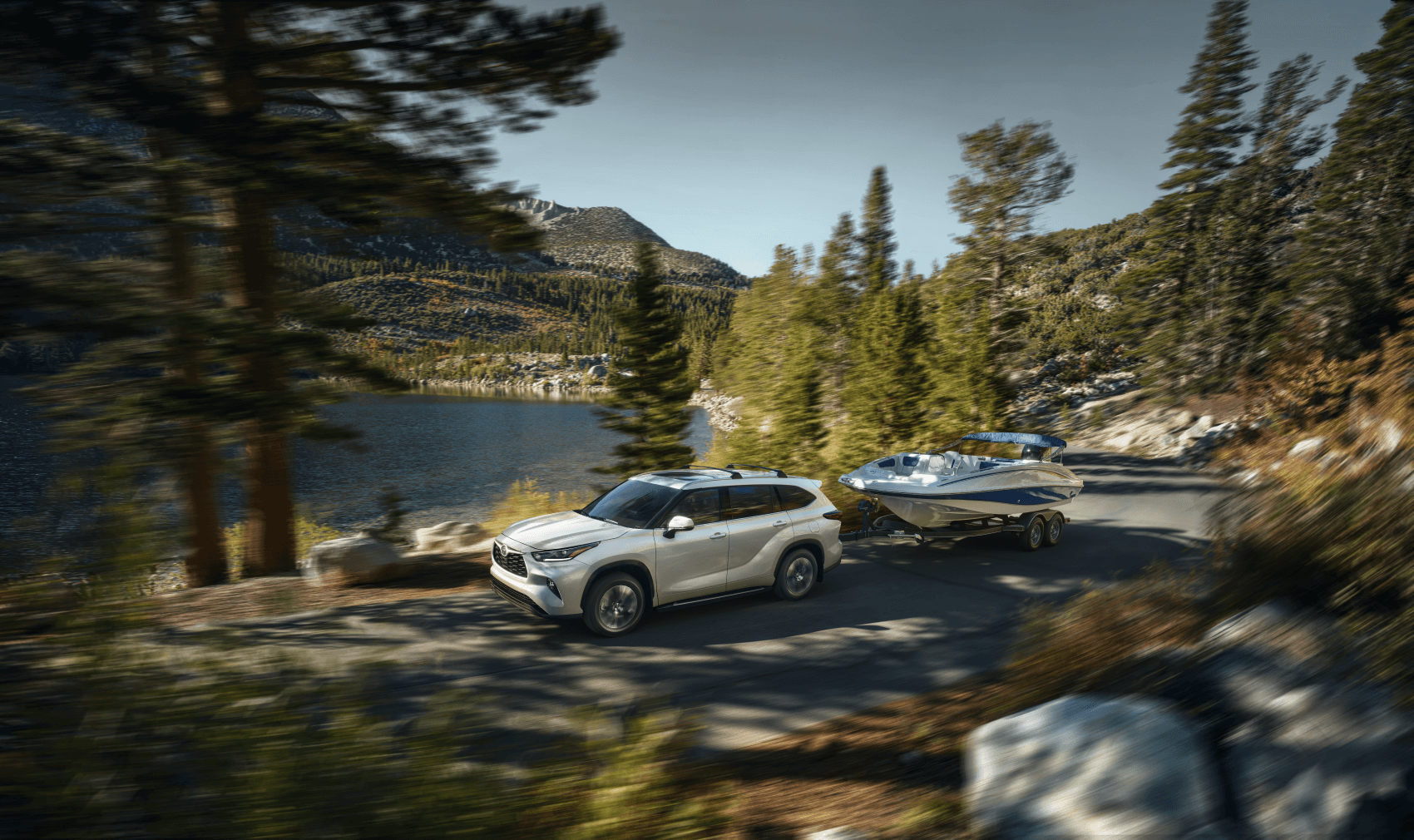 2021 Toyota Highlander XLE White Towing Boat Phillips Toyota